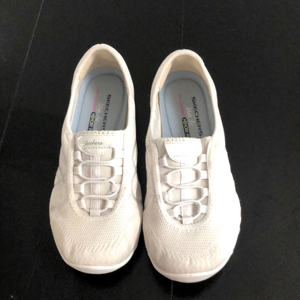 Tennis shoes
